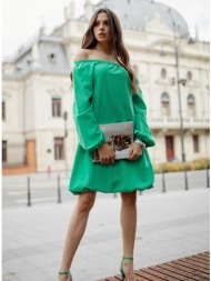 oversize green trapezoidal dress with a flatulent bottom