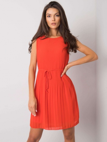 red pleated dress with belt σε προσφορά