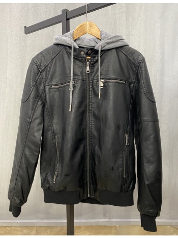 ανδρικό μαύρο μπουφάν δερματίνη με ραφές στους ώμους και