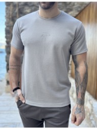 ανδρική γκρι κοντομάνικη μπλούζα με ανάγλυφο ύφασμα και τύπωμα στο στήθος 252824g