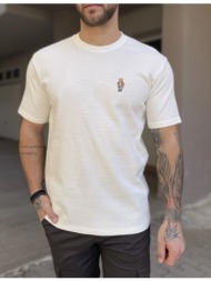 ανδρικό βαμβακερό λευκό t-shirt με ανάγλυφο ύφασμα και στάμπα στο στήθος tpm1069w