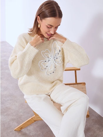 πουλόβερ με ανάγλυφο λουλούδι με πέρλες sq7948.4725+5 σε προσφορά