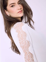 μπλούζα με δαντέλα στο ...