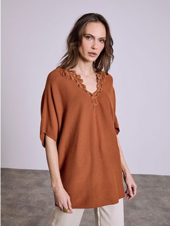 μπλούζα με κέντημα στη λαιμόκοψη sq7583.4917+3 σε προσφορά