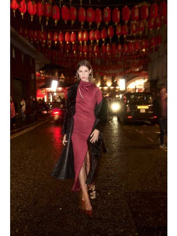 φόρεμα με ένα μανίκι kellys σε προσφορά