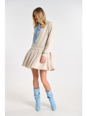 φόρεμα με πλισέ λεπτομέρεια και καρφίτσα σε προσφορά