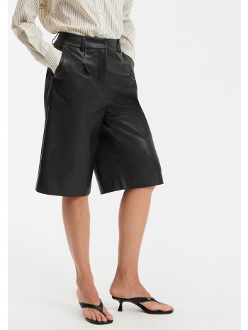 βερμούδα με πτυχές σε τεχνητό δέρμα σε προσφορά