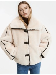 κοντό αφράτο παλτό με κουμπιά