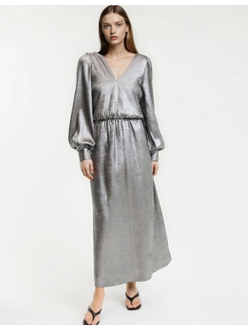 μακρύ αμπιγιέ φόρεμα σε ασημί χρώμα με μακριά μανίκια