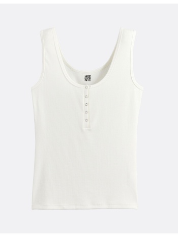 αμάνικο μπλουζάκι και φαρδιές τιράντες