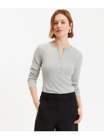 μπλουζάκι με λαιμόκοψη τύπου τυνησιακή