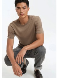 κοντομάνικο μπλουζάκι με στρογγυλή λαιμόκοψη