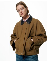 κοντό φαρδύ σακάκι σε α ...