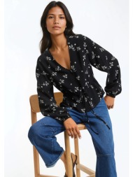 μπλούζα με v λαιμόκοψη