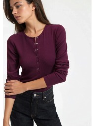 μπλουζάκι με λαιμόκοψη τύπου τυνησιακή