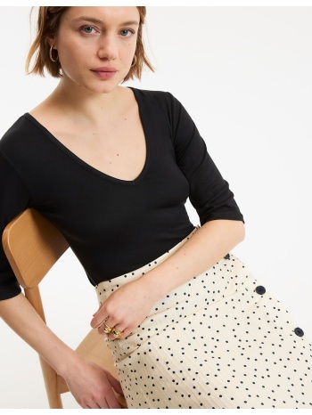 κοντομάνικο μπλουζάκι με v λαιμόκοψη