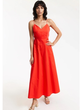 μακρύ φόρεμα με λεπτές τιράντες και v λαιμόκοψη