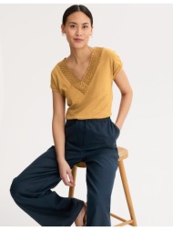 κοντομάνικη μπλούζα με v και λεπτομέρεια από δαντέλα