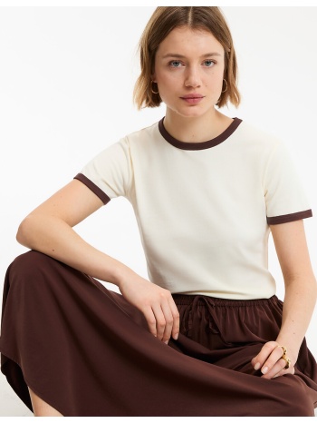 κοντομάνικο t-shirt με στρογγυλή λαιμόκοψη και αντιθετικές