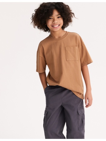 κοντομάνικο t-shirt με στρογγυλή λαιμόκοψη και τσέπη στο