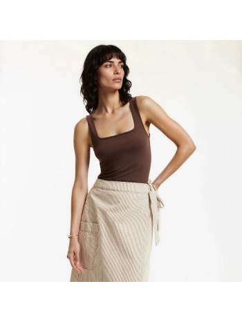 αμάνικο τοπ με τετράγωνη λαιμόκοψη