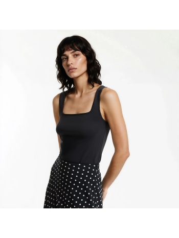 αμάνικο τοπ με τετράγωνη λαιμόκοψη