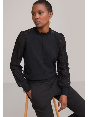 λεπτό πλεκτό με όρθιο λαιμό και δαντέλα σε προσφορά