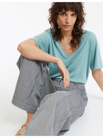 κοντομάνικη μπλούζα με v λαιμόκοψη σε προσφορά