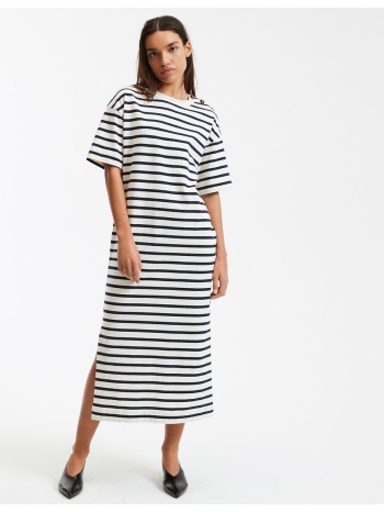 κοντομάνικο ριγέ φόρεμα σε ίσια γραμμή