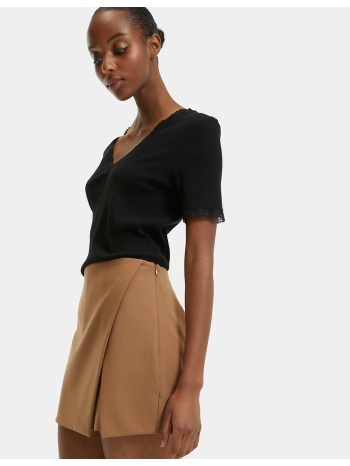 κοντομάνικη μπλούζα με v και λεπτομέρεια από δαντέλα