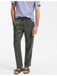 λινό παντελόνι σε ίσια γραμμή