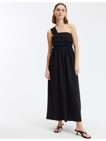 μακρύ φόρεμα με ασύμμετρους ώμους