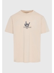 t-shirt με τύπωμα στο στήθος