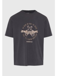t-shirt με τύπωμα στο στήθος