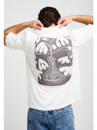 t-shirt με τύπωμα στην πλάτη