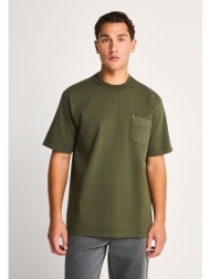 t-shirt με χαλαρή εφαρμογή και τσέπη στο στήθος