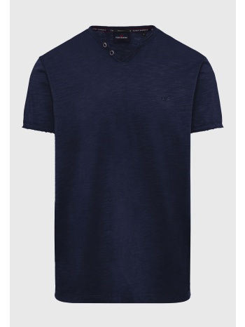 t-shirt με λαιμό henley και raw cuts - the essentials