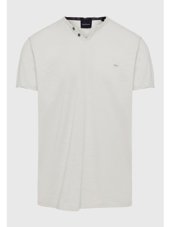 t-shirt με λαιμό henley και raw cuts - the essentials