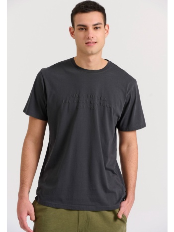 t-shirt με embossed τύπωμα στο στήθος