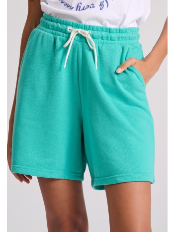 αθλητική βερμούδα με τύπωμα στην πίσω τσέπη