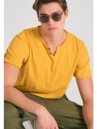t-shirt με λαιμό henley ...