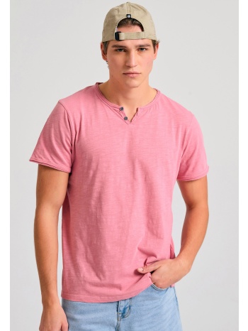 t-shirt με λαιμό henley και raw cuts - the essentials