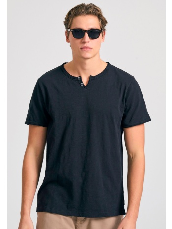 t-shirt με λαιμό henley και raw cuts - the essentials