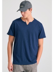 t-shirt με λαιμό henley και raw cuts - the essentials