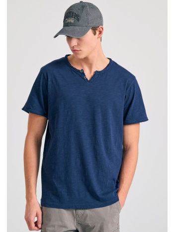 t-shirt με λαιμό henley και raw cuts - the essentials