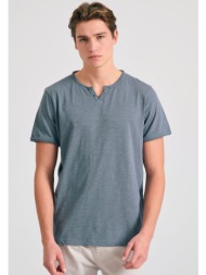 t-shirt με λαιμό henley και raw cuts - the essentials