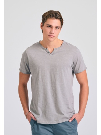 t-shirt με λαιμό henley και raw cuts - the essentials