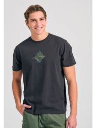 t-shirt με τύπωμα στο στήθος