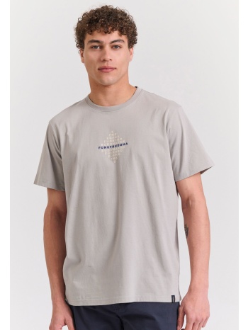 t-shirt με τύπωμα στο στήθος