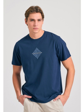 t-shirt με τύπωμα στο στήθος